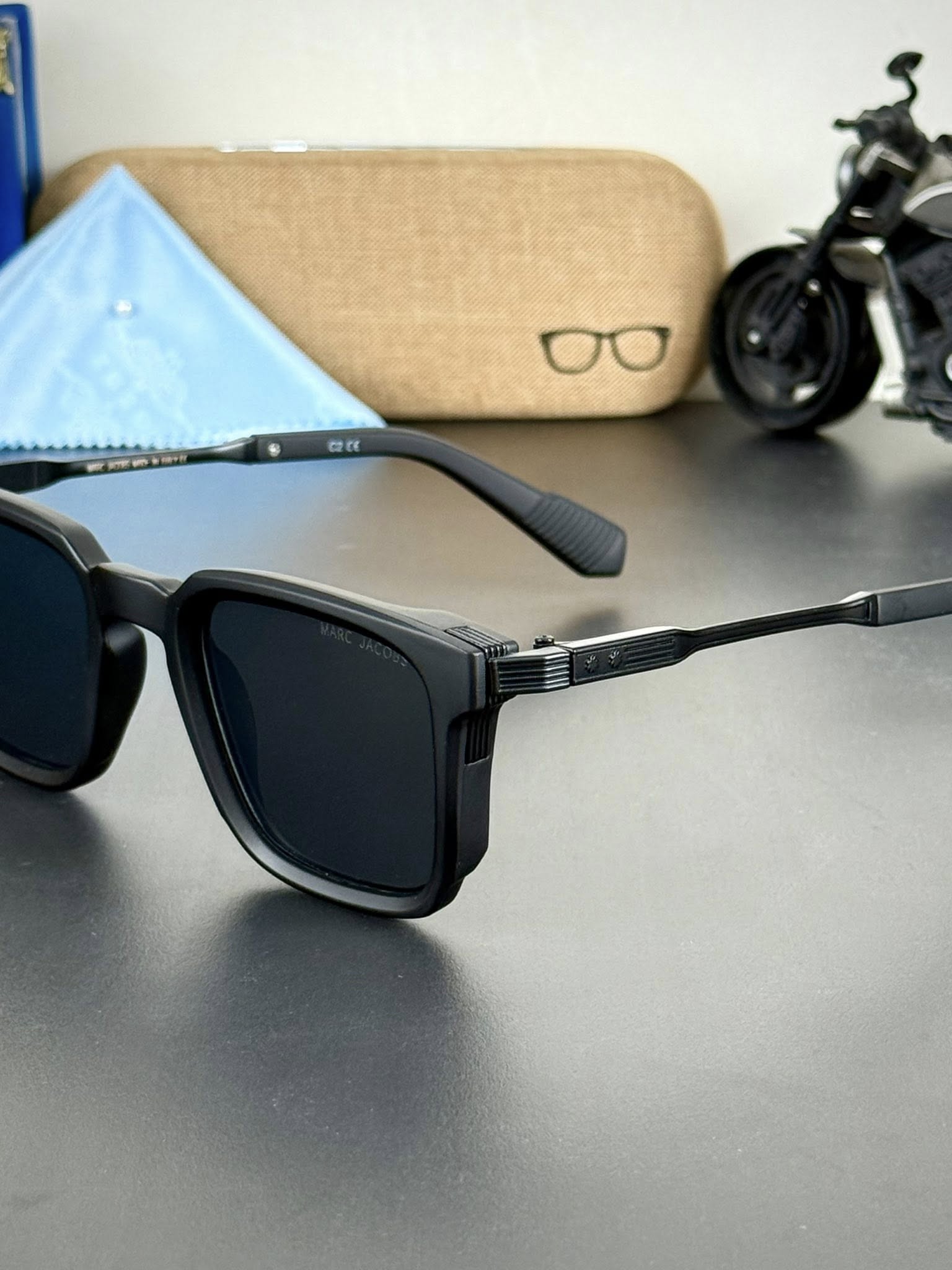 Mos_SB_MB - Black / Medium frame